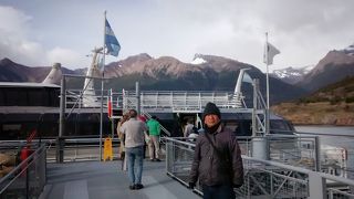 高さ50メートル近くある氷河の絶壁を横に観光するのは大迫力