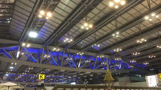 国の玄関は深夜に混む