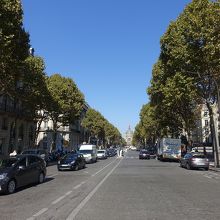 正面奥ににサントギュスタン教会