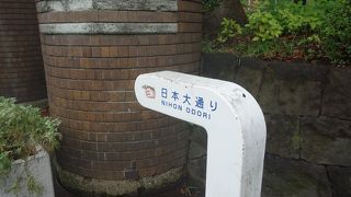 並木がきれいな大きな通り