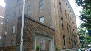 レンガ色のタイルが美しい建物