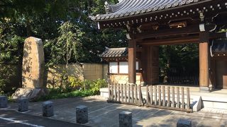 黄色い塀に囲まれて