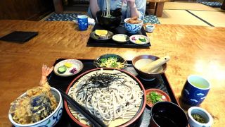 そば処 恋路亭の昼食　三島市佐野体験農園　インゲン、キュウリ、ピーマン、ナス、ズッキーニ、ミニトマトの収穫