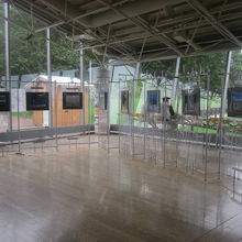 ガラス張りで、外がよく見えるレイアウトになっています