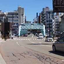 遠景。わかりにくいですが降りて登ります。