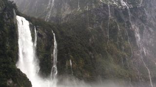 滝の水しぶき　迫力がすごい、やはり雨具を着て浴びたい