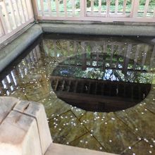 中央に大穴が。