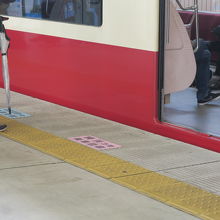 横浜行きはピンク・羽田行きはブルー