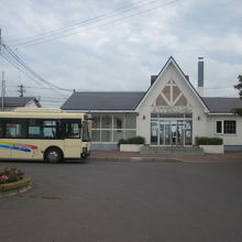 厚床駅前に到着したバスの様子