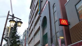 国技館と回向院をつなぐ、観光の中心道路です