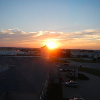 窓から地平線に沈む夕陽が見えました。