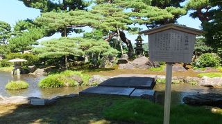 曲水を前に７つの岩のある築山