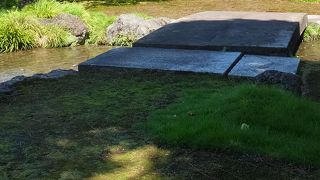 石の板だけでできた橋。渡ることはできません。