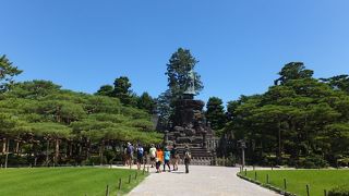 このヤマトタケルの像にだけは鳩が糞をしないのだそう。