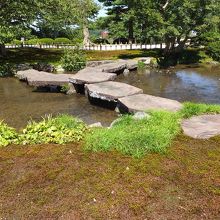 片方は１つ。片方は２つ。橋の端がある。