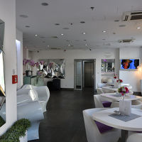 ホテルロビーと左奥にフロント