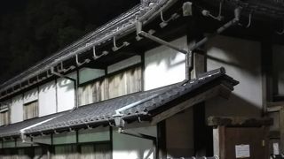 ホテル敷地内の長屋