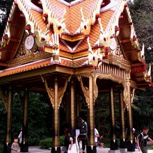 屋根だけという感じでベンチなどはないです