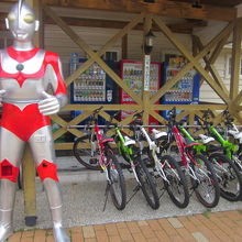 管理棟入口では、ウルトラマンがお出迎え！