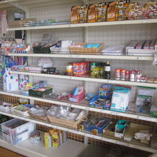 管理棟内では、ちょっとした食糧調達なども可能です