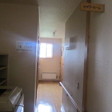 清潔感溢れるシャワールームまで設置されていました（有料）。