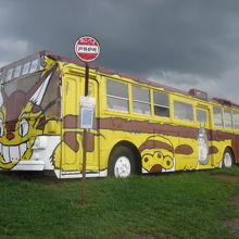 峠に置かれている”ねこバス”の様子