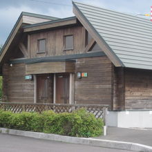 峠の駐車場脇には、公衆トイレもあります