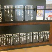 各国語パンフが並ぶ棚の様子