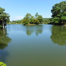 中腹からみる霞が池