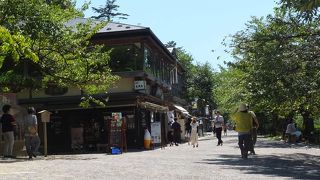 兼六園前のお土産物屋さんとお茶屋さんとが並ぶ賑わい通り。