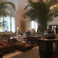 朝食会場を兼ねるレストラン。