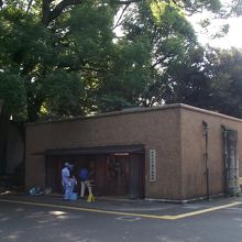 農学資料館 (訪ねた折清掃員がいました)