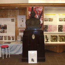 上野教授の胸像など