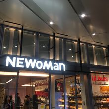 ここがロブジョン側の入り口。右がベーカリーで、左がカフェ。