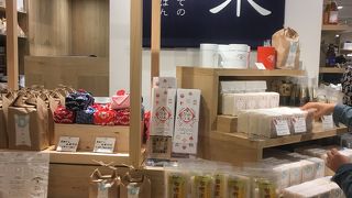 新宿駅新南口のお洒落なショッピングモール