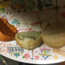 今日はこれ。３個で一袋。プレーンとバジルとトマト味。セボン。