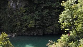 紅い帽子を被った石