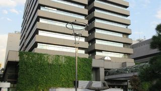 ごく普通の地味なオフィスビルといった外観です。