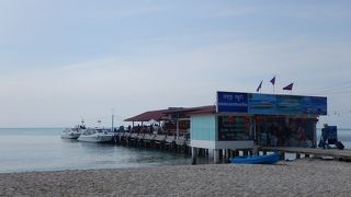 フェリーボートの船着き場があるビーチ