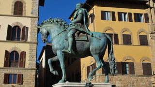 真ん中にある像は・・・