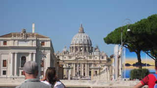 左手にはサン・ピエトロ大聖堂