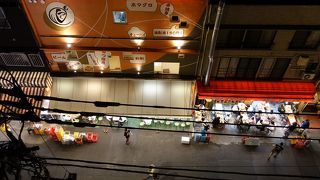 夜遅くまで賑わう通り