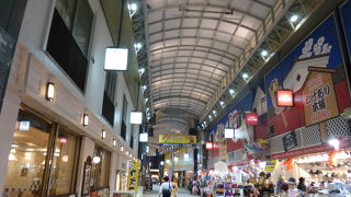 浅草を東西に貫く長い商店街