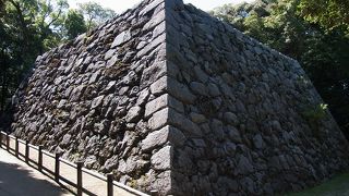 ロープウェイから城への遊歩道