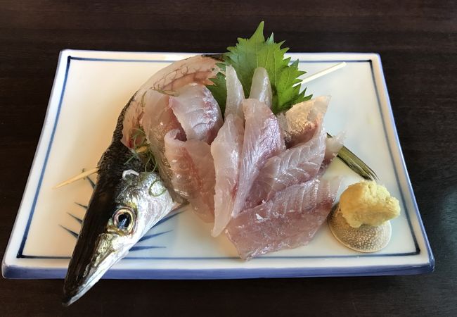 漁港近くで新鮮な魚料理が味わえます。