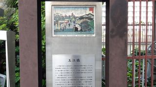 なにわ筋にある堂島川に架かる橋