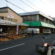 市営魚菜小売市塲と駅前通り