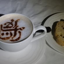 エミレーツ印のカフェラテ