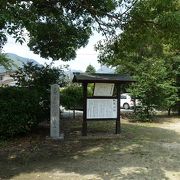 八坂神社の敷地内に碑が残る