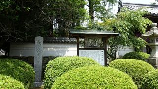 龍福寺にの参道に石碑が残る